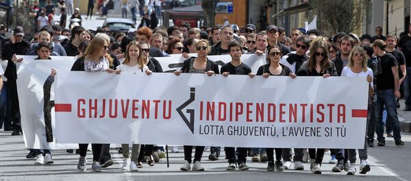 Some 300 people supporters of the Ghjuventu Indipendentista (Youth Independence) movement hold a banner that reads Ghjuventu Indipendentista during a protest in Corte,Corsica, on April 22, 2015 - Sputnik International