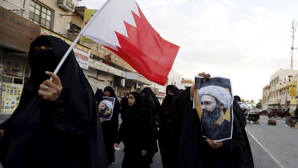 Protesters holding posters of Saudi Shi'ite cleric Nimr al-Nimr and a Bahraini national flag protest against his execution by Saudi authorities in the village of Sanabis, west of Manama, Bahrain January 3, 2016 - Sputnik International