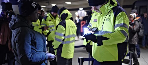 A passenger has her ID checked at the train station Copenhagen International Airport in Kastrup to prevent illegal migrants entering Sweden on Monday Jan. 4, 2016 - Sputnik International