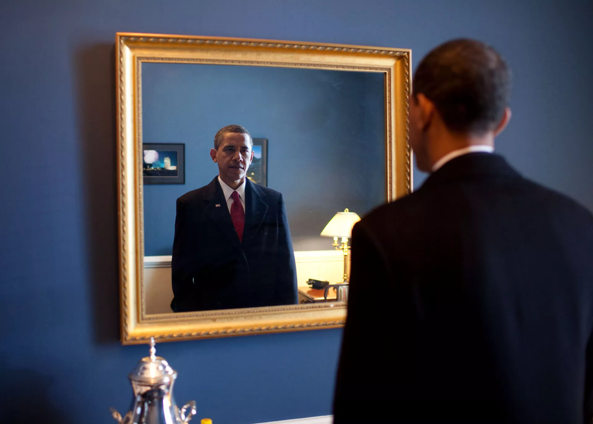 Jan. 20, 2009. President-elect Barack Obama was about to walk out to take the oath of office. Backstage at the U.S. Capitol, he took one last look at his appearance in the mirror - Sputnik International, 1920, 19.01.2025