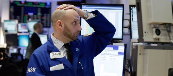 Specialist Meric Greenbaum works on the floor of the New York Stock Exchange, Monday, Jan. 4, 2016 - Sputnik International