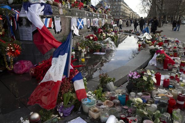People stand next to the makeshift memorial in tribute to the victims of the Paris terror attacks, on January 4, 2016, at the Place de la Republique in Paris. People stand next to the makeshift memorial in tribute to the victims of the Paris terror attacks, on January 4, 2016, at the Place de la Republique in Paris. - Sputnik International