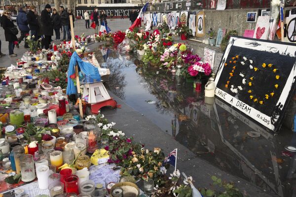 People stand next to the makeshift memorial in tribute to the victims of the Paris terror attacks, on January 4, 2016, at the Place de la Republique in Paris. People stand next to the makeshift memorial in tribute to the victims of the Paris terror attacks, on January 4, 2016, at the Place de la Republique in Paris. - Sputnik International