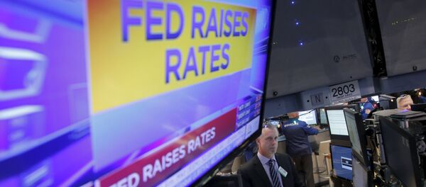 Traders work on the floor of the New York Stock Exchange (NYSE) shortly after the announcement that the U.S. Federal Reserve had hiked interest rates for the first time in nearly a decade in New York, December 16, 2015 - Sputnik International
