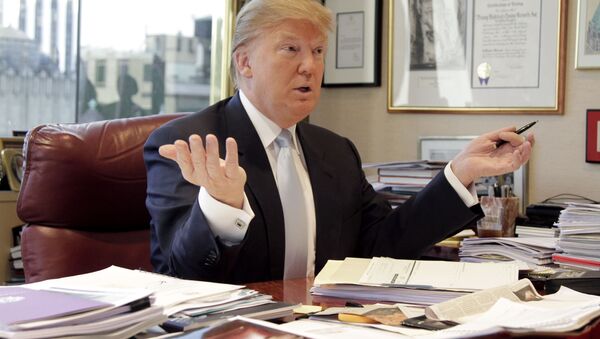 Donald Trump works at his desk. - Sputnik International