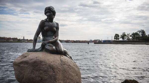 The bronze statue The Little Mermaid is seen at the harbour in Copenhagen - Sputnik International