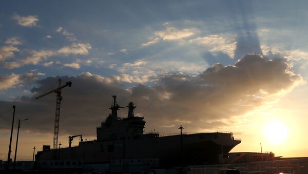 A Mistral-class warships dock at Saint-Nazaire harbor. - Sputnik International