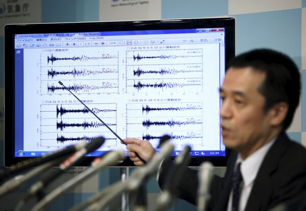 Hasegawa points at a graph of ground motion waveform data observed in Japan during a news conference at the Japan Meteorological Agency in Tokyo Hasegawa points at a graph of ground motion waveform data observed in Japan during a news conference at the Japan Meteorological Agency in Tokyo - Sputnik International