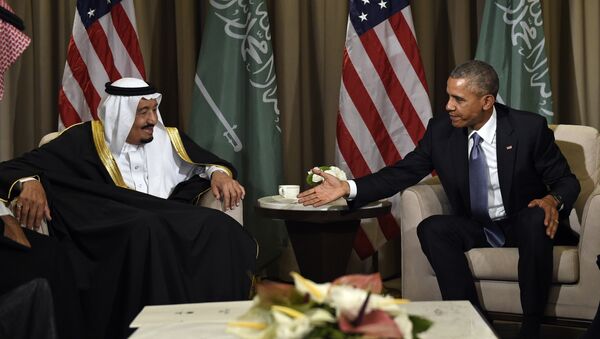 U.S President Barack Obama reaches out to shake hands with King Salman of Saudi Arabia at the G-20 Summit in Antalya, Turkey, Sunday, Nov. 15, 2015 - Sputnik International