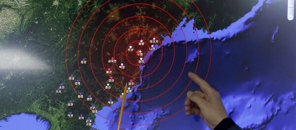 Officers from the Korea Meteorological Administration point at the epicenter of seismic waves in North Korea, at the National Earthquake and Volcano Center of the Korea Meteorological Administration in Seoul, South Korea, Wednesday, Jan. 6, 2016. - Sputnik International