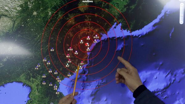 Officers from the Korea Meteorological Administration point at the epicenter of seismic waves in North Korea, at the National Earthquake and Volcano Center of the Korea Meteorological Administration in Seoul, South Korea, Wednesday, Jan. 6, 2016. - Sputnik International