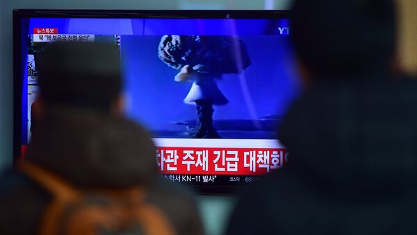 People watch a news report on North Korea's first hydrogen bomb test at a railroad station in Seoul on January 6, 2016. - Sputnik International