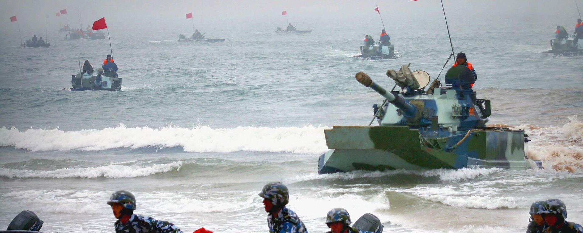 Chinese amphibious tanks and marines storm a beachhead in an amphibious assault drill during the third phase of the Sino-Russian joint military exercise - Sputnik International, 1920, 07.08.2022
