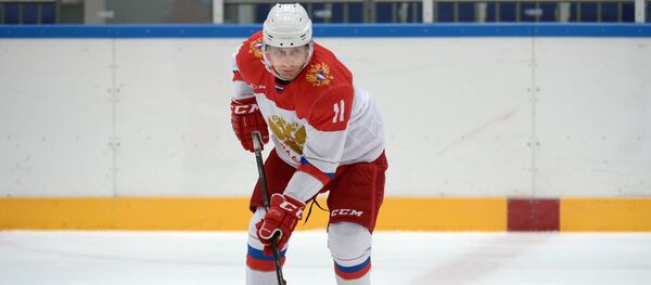 Russian President Vladimir Putin participates in a training of the Night Hockey League at the Galaktika center in Krasnaya Polyana - Sputnik International
