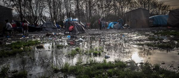 Dunkirk refugee camp surrounded by mud and puddles. - Sputnik International