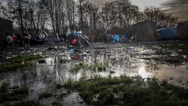 Dunkirk refugee camp surrounded by mud and puddles. - Sputnik International