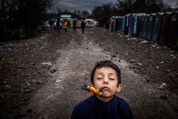 There are just 20 toilets for the 3000 migrants living in the refugee camp of which 300 are children. There are just 20 toilets for the 3000 migrants living in the refugee camp of which 300 are children. - Sputnik International