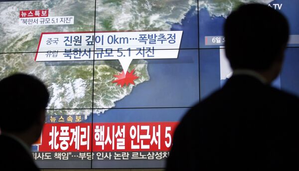 People in Seoul, South Korea walk by a jumbo screen showing news reporting an earthquake near North Korea's nuclear facility, Jan. 6, 2016. People in Seoul, South Korea walk by a jumbo screen showing news reporting an earthquake near North Korea's nuclear facility, Jan. 6, 2016. - Sputnik International