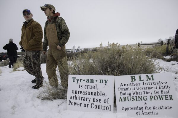 Members of an armed anti-government militia, monitor the entrance to the Malheur National Wildlife Refuge Headquarters near Burns, Oregon. Members of an armed anti-government militia, monitor the entrance to the Malheur National Wildlife Refuge Headquarters near Burns, Oregon. - Sputnik International