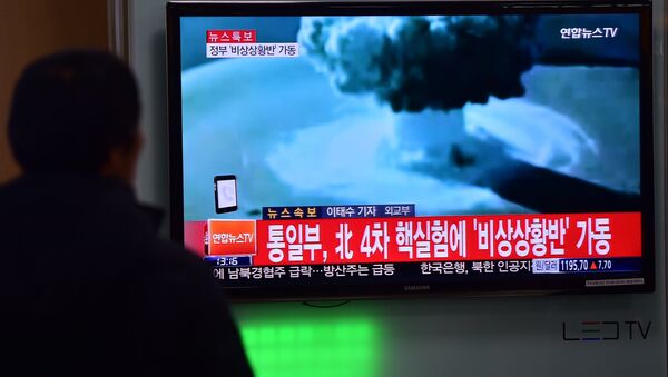 People watch a news report on North Korea's first hydrogen bomb test at a railroad station in Seoul - Sputnik International