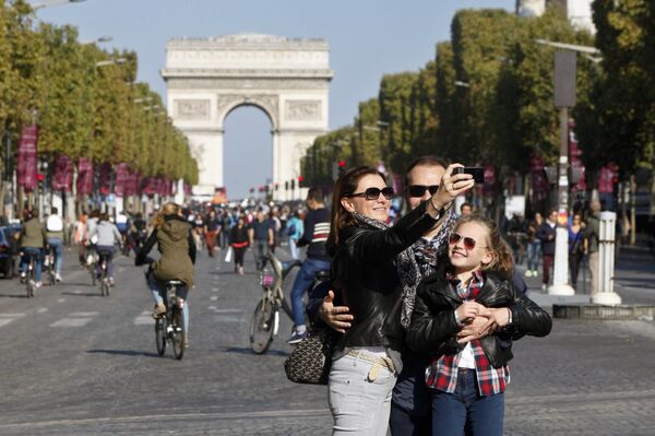 Paris Approves Ambitious $300 Million Project to Turn Champs-Elysees Into 'Extraordinary Garden' - Sputnik International