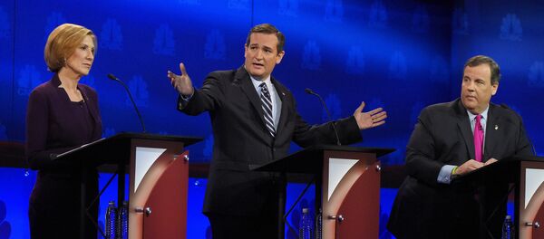 Ted Cruz talks about the mainstream media as Carly Fiorina and Chris Christie look on. - Sputnik International