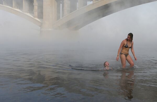 Hot Diggety! Winter Swimming Club in Siberia - Sputnik International