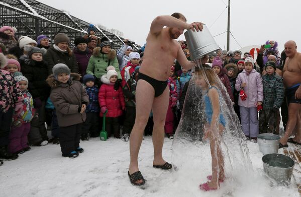 Hot Diggety! Winter Swimming Club in Siberia - Sputnik International