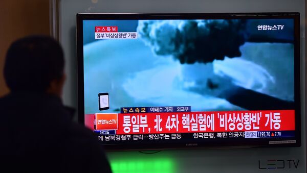 People watch a news report on North Korea's first hydrogen bomb test at a railroad station in Seoul on January 6, 2016 - Sputnik International