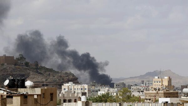 Smoke rises after a Saudi-led airstrike hit a site in Yemen - Sputnik International