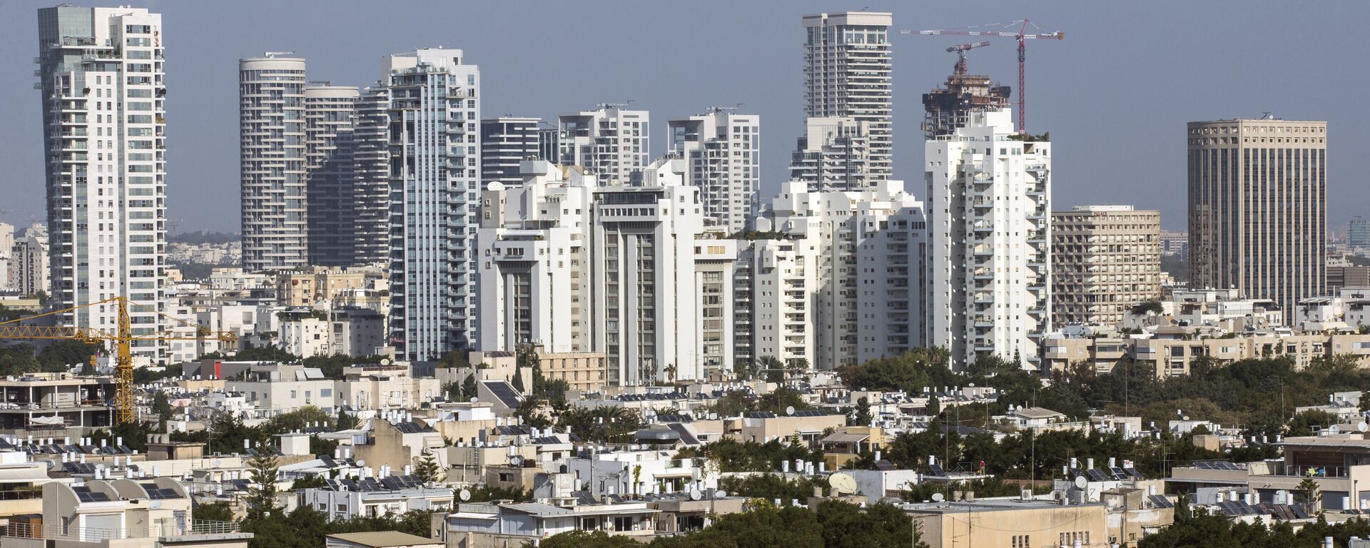 A general view taken shows buildings in the Israeli Mediterranean coastal city of Tel Aviv - Sputnik International, 1920, 21.01.2023