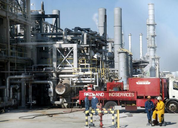 Workers rest at Ras Tannura's oil production plant near Dammam in Saudi Arabia's eastern province Workers rest at Ras Tannura's oil production plant near Dammam in Saudi Arabia's eastern province - Sputnik International