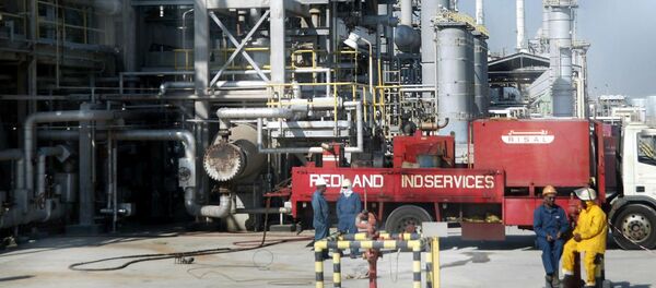 Workers rest at Ras Tannura's oil production plant near Dammam in Saudi Arabia's eastern province Workers rest at Ras Tannura's oil production plant near Dammam in Saudi Arabia's eastern province - Sputnik International