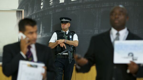 An armed British policeman secures terminal 4 at Heathrow airport, London. - Sputnik International