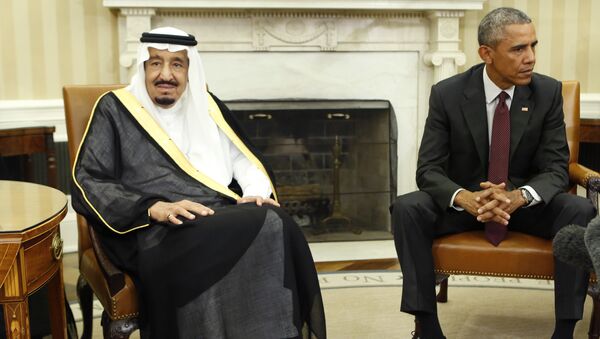 US President Barack Obama speaks with King Salman (L) of Saudi Arabia during their meeting in the Oval Office at the White House in Washington, DC on September 4, 2015 - Sputnik International