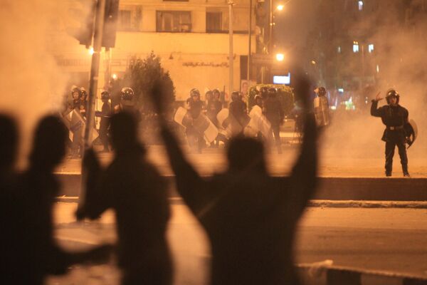 Egyptian protesters gesture as they clash with riot police at Cairo's landmark Tahrir Square on November 19, 2011, as Egyptian police fired rubber bullets and tear gas to break up a sit-in among whose organisers were people injured during the Arab Spring which overthrew veteran president Hosni Mubarak Egyptian protesters gesture as they clash with riot police at Cairo's landmark Tahrir Square on November 19, 2011, as Egyptian police fired rubber bullets and tear gas to break up a sit-in among whose organisers were people injured during the Arab Spring which overthrew veteran president Hosni Mubarak - Sputnik International