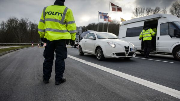 Danish Police officers check vehicles at the bordertown of Krusa, Denmark. - Sputnik International