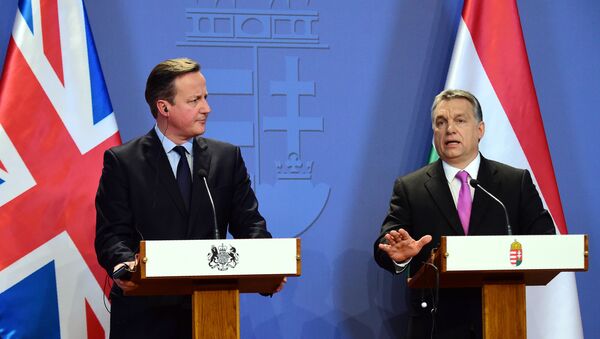 Hungarian Prime Minister Viktor Orban (R) and his British counterpart David Cameron (L) attend a press conference in Budapest - Sputnik International
