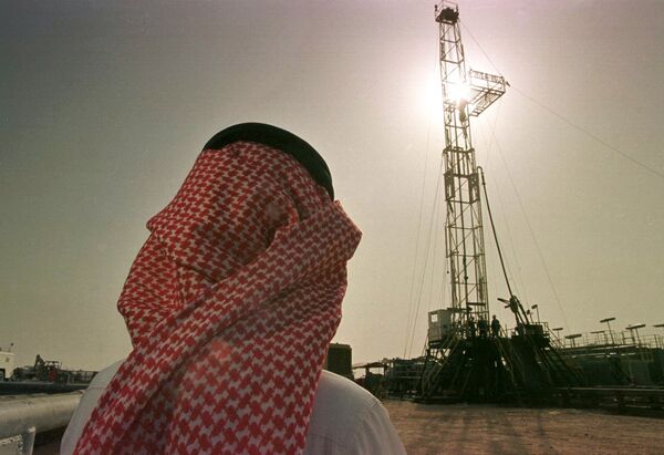 Khaled al Otaiby, an official of the Saudi oil company Aramco watches progress at a rig at the al-Howta oil field. Khaled al Otaiby, an official of the Saudi oil company Aramco watches progress at a rig at the al-Howta oil field. - Sputnik International