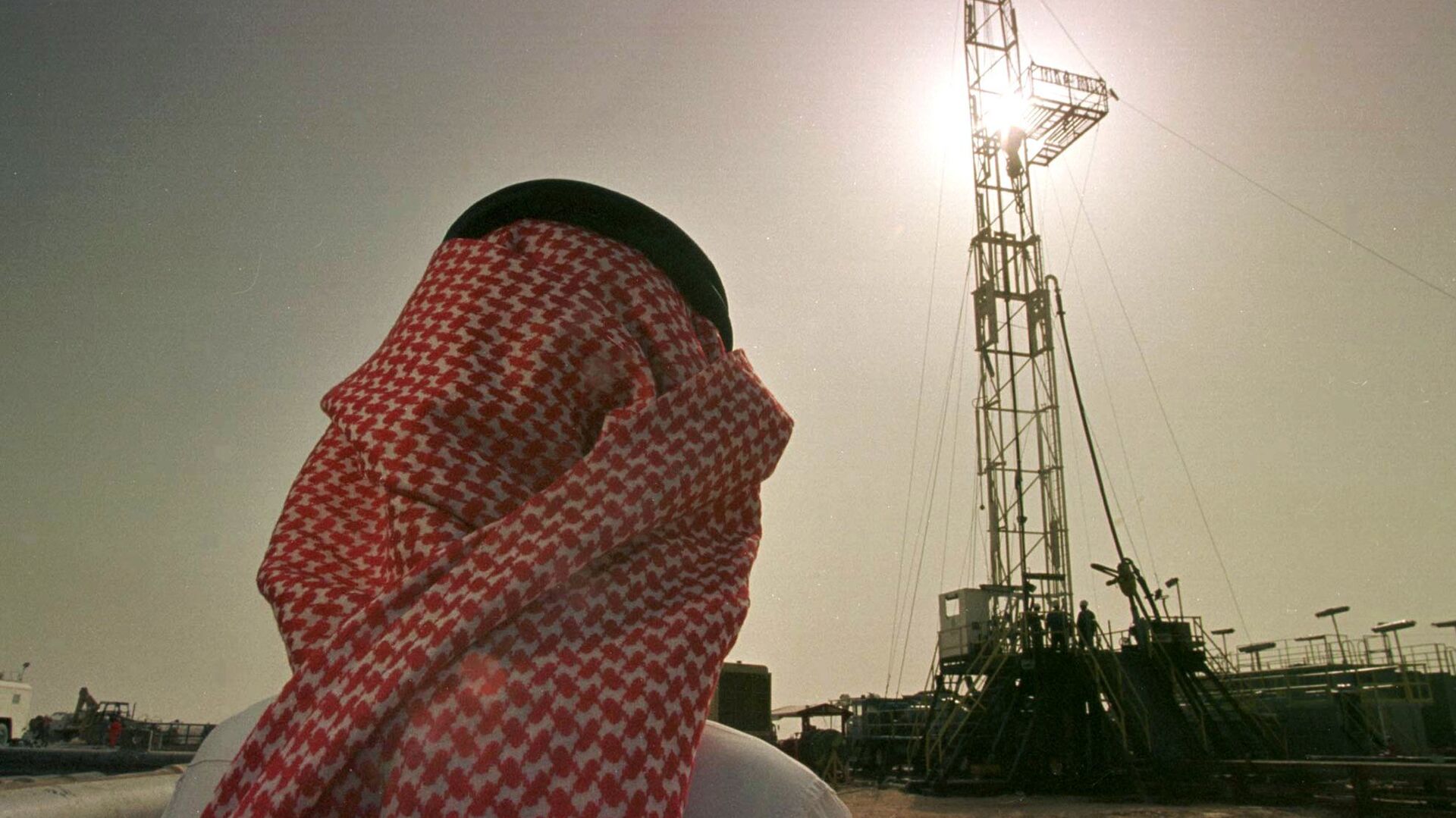 Khaled al Otaiby, an official of the Saudi oil company Aramco watches progress at a rig at the al-Howta oil field. - Sputnik International, 1920, 06.03.2021