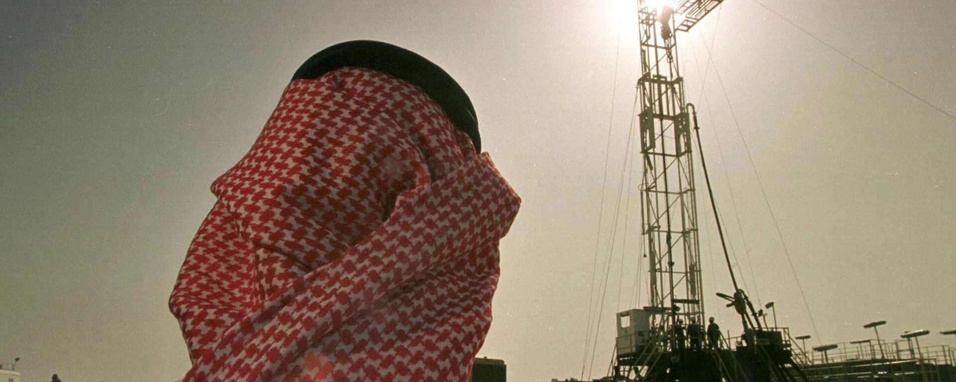 Khaled al Otaiby, an official of the Saudi oil company Aramco watches progress at a rig at the al-Howta oil field. - Sputnik International, 1920, 26.05.2022