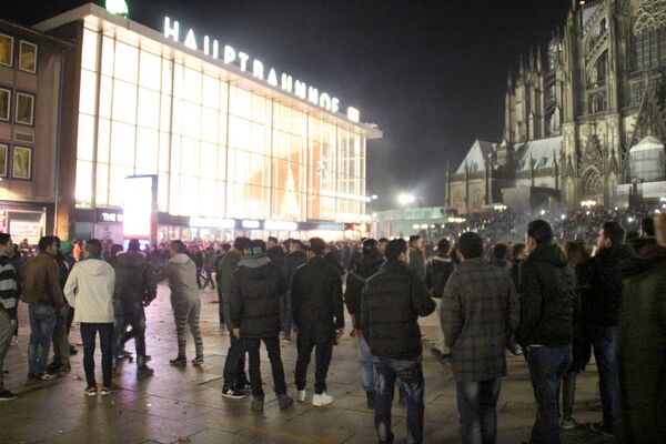 Picture taken on December 31, 2015 shows people gathering in front of the main railway station in Cologne, western Germany Picture taken on December 31, 2015 shows people gathering in front of the main railway station in Cologne, western Germany - Sputnik International