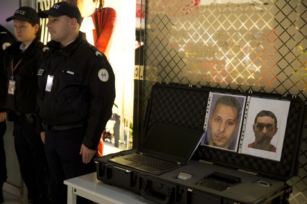 Police officers stand next to the wanted notice of terrorist Salah Abdeslam (L) and Mohamed Abrini on December 3, 2015 at the Roissy-Charles-de-Gaulle airport in Roissy-en-France, outside Paris. - Sputnik International