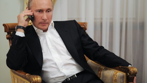 Vladimir Putin watches broadcast of Russian judo wrestlers - Sputnik International