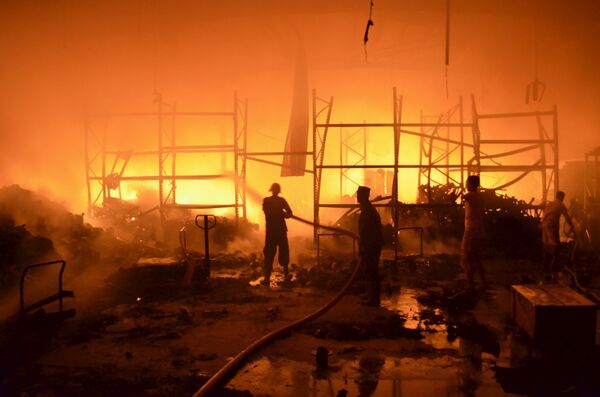 Firefighters attempt to extinguish a fire at a foodstuff storage facility destroyed by a Saudi-led air strike in Yemen's Red Sea port city of Houdieda January 6, 2016. Firefighters attempt to extinguish a fire at a foodstuff storage facility destroyed by a Saudi-led air strike in Yemen's Red Sea port city of Houdieda January 6, 2016. - Sputnik International