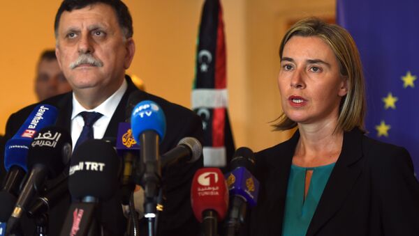 Libyan Prime Minister Fayez al-Sarraj (L) and EU foreign policy chief Federica Mogherini (R) attend a joint press conference in Tunis on January 8, 2016. - Sputnik International