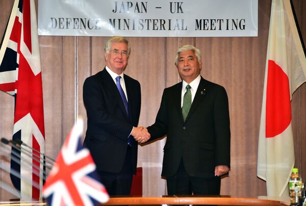 British Defence Secretary Michael Fallon (L) shakes hands with his Japanese counterpart Gen Nakatani prior to their talks at the defence ministry in Tokyo on January 9, 2016 - Sputnik International