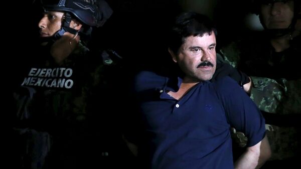 Recaptured drug lord Joaquin El Chapo Guzman is escorted by soldiers during a presentation in Mexico City, January 8, 2016 - Sputnik International