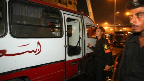 An ambulance is met by Egyptian policemen (file) - Sputnik International