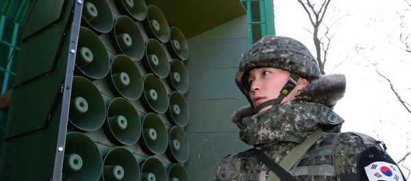 South Korean soldier stands guard in front of loudspeakers as the military prepares propaganda broadcasts near the border area between South Korea and North Korea in Yeoncheon, northeast of Seoul, on January 8, 2016 - Sputnik International
